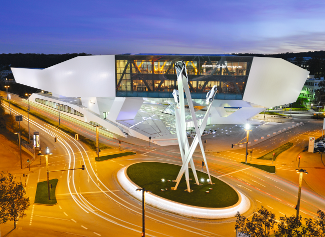 Spektakuläres Bauwerk: Anfang 2009 empfing das Porsche Museum in Stuttgart seine ersten Besucher. Bild: Porsche AG