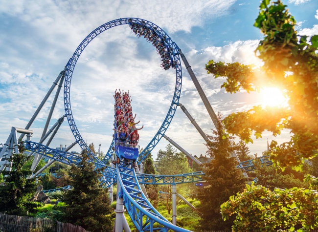 Der Megacoaster Bluefire erhält mit dem Stryker Coaster Voltron Nevera in dieser Saison einen spektakulären großen Bruder im Europa-Park. Bild: Europa-Park GmbH & Co Mack KG 