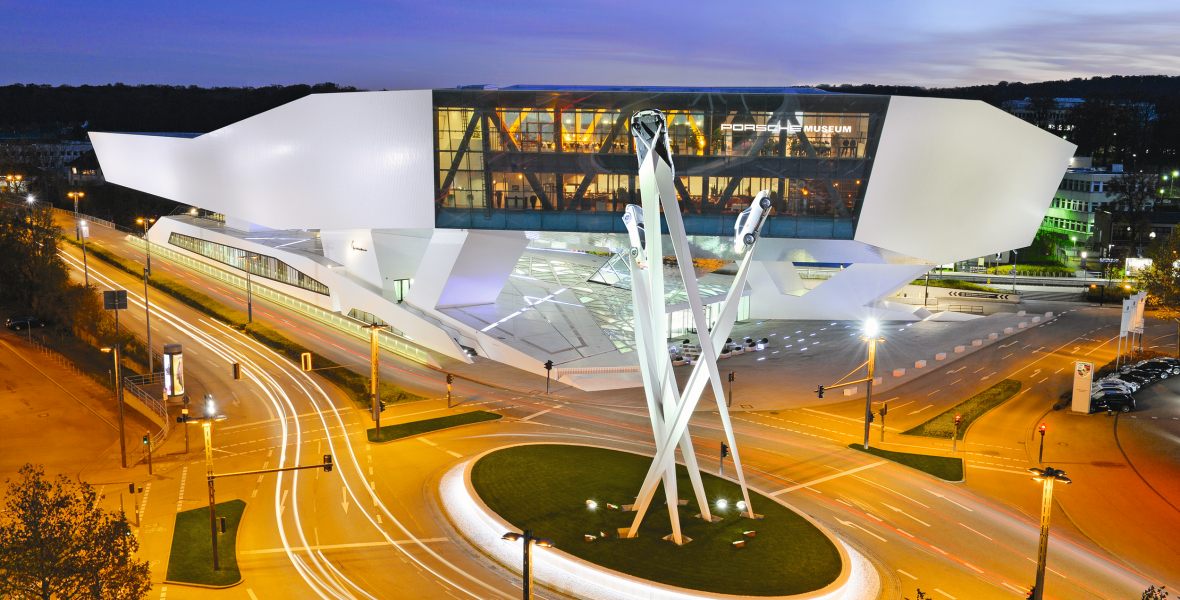 Spektakuläres Bauwerk: Anfang 2009 empfing das Porsche Museum in Stuttgart seine ersten Besucher. Bild: Porsche AG