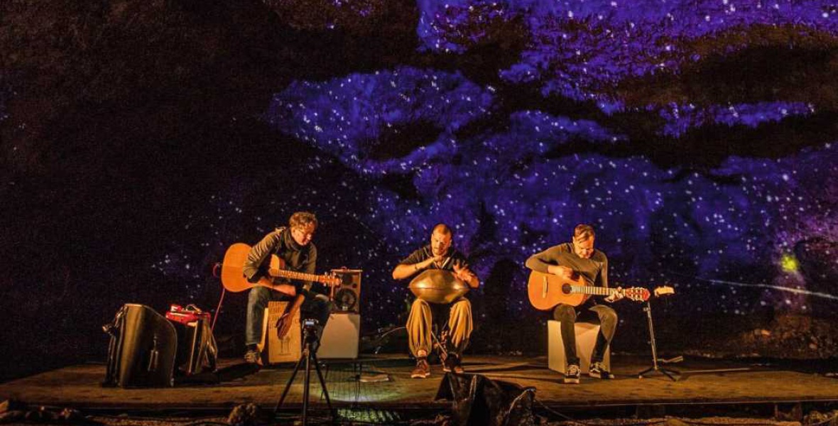 Im einzigartigen Ambiente der Tropfsteinhöhle Schulerloch, einem natürlichen Konzertsaal, werden die Musikdarbietungen zu einem echten Erlebnis. |Bild: Naturfoto/Michael Thoma